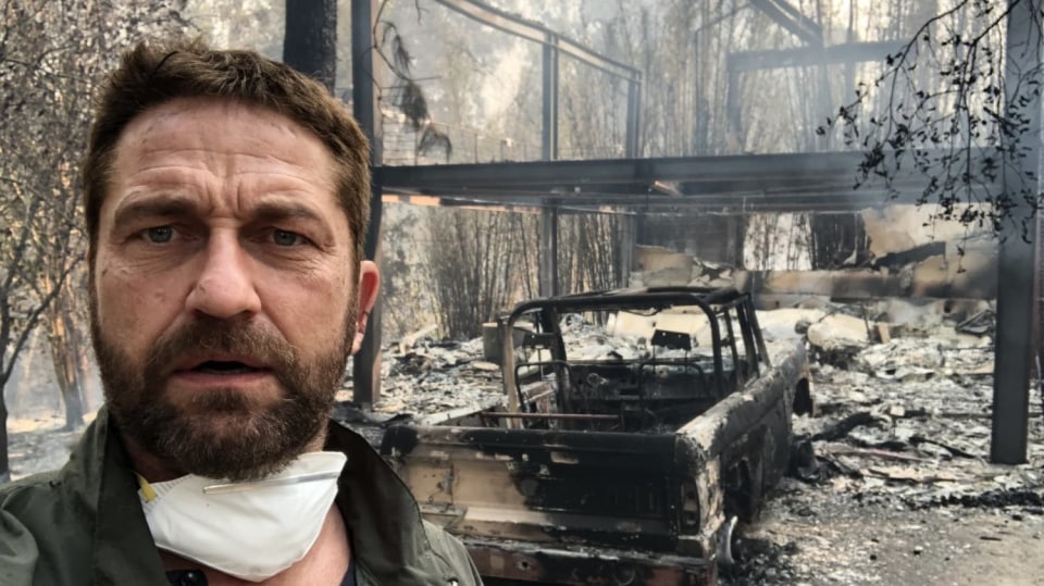 herec Gerard Butler před jeho zničeným domem
